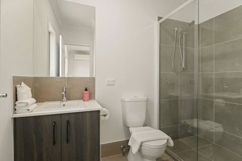 Dual Key 5BR Family Home With Stunning Interior - Perths Hotel 4