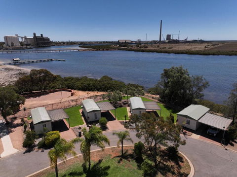 Echo Holiday Parks - Port Pirie - Perths Hotel 1