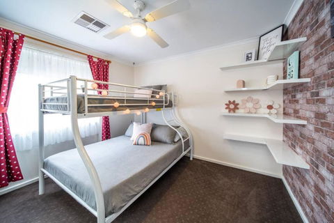 Escape To Adelaide Hills - Perths Hotel 1