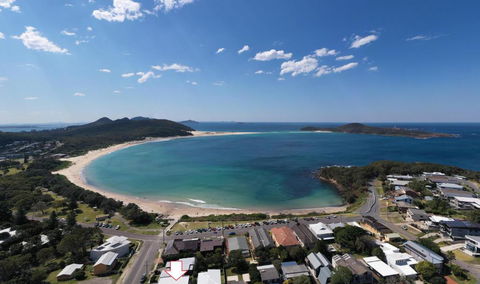 Fingal Bay Beach House - Water Views And Seconds From The Beach - Perths Hotel 1
