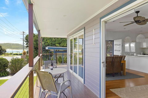 Fingal Bay Beach House - Water Views And Seconds From The Beach - Perths Hotel 3