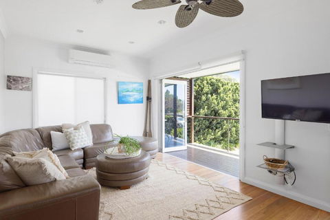 Fingal Bay Beach House - Water Views And Seconds From The Beach - Perths Hotel 4