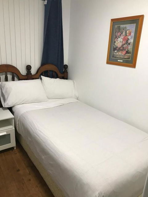 Fragrant Home-68C One King Single Bed Aircon Room - Perths Hotel 1