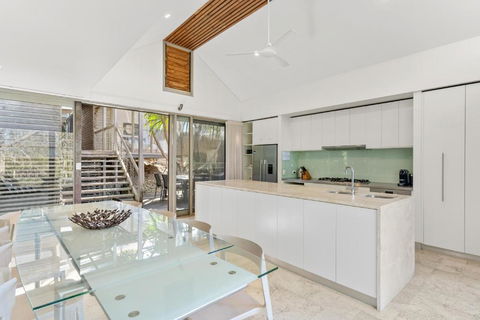Fuller Holidays - Belongil Beach Pavilion House, 18A Childe St - Perths Hotel 4
