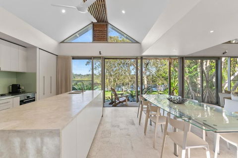 Fuller Holidays - Belongil Beach Pavilion House, 18A Childe St - Perths Hotel 0