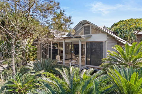 Fuller Holidays - Belongil Beach Pavilion House, 18A Childe St - Perths Hotel 2
