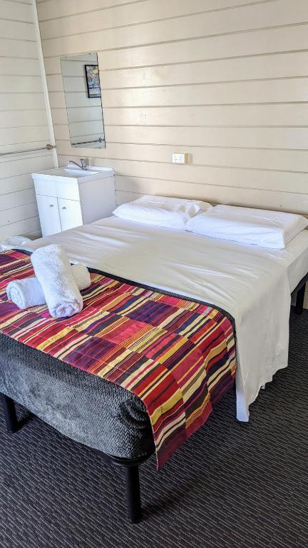GRAND CENTRAL HOTEL PROSERPINE - Perths Hotel 0