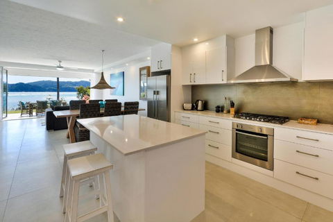 Hamilton Island Holiday Homes - Perths Hotel 1