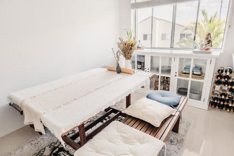 HEART OF BURLEIGH Holiday Villa - Perfect Location With Pools - Perths Hotel 1