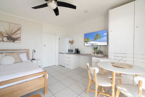 Indulge Beachfront At Dolphin Heads Resort - Lousha Bach - Perths Hotel 2