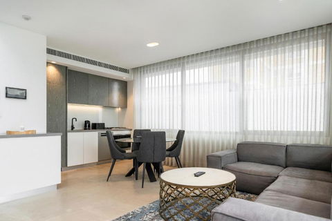Inviting 2BR Unit With Parking Near Coogee Beach - Perths Hotel 3