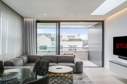Inviting 2BR Unit With Parking Near Coogee Beach - Perths Hotel 1