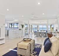Adrift Retreat - St Georges Basin Waterfront Home - Perths Hotel