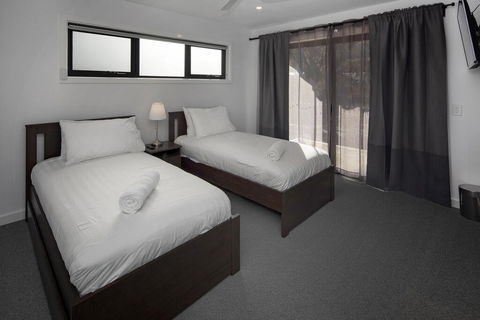 Alpine Lake Retreat - Perths Hotel 1