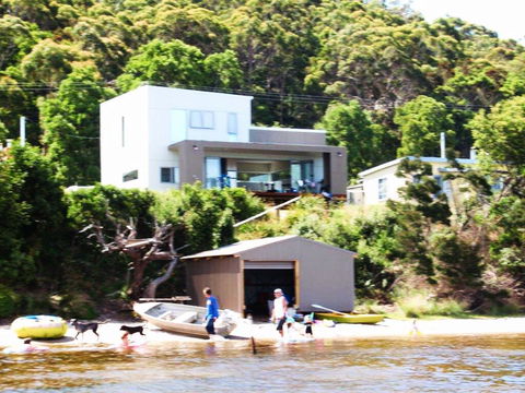 Amazing Ansons Bay Absolute Waterfront Beach House - Perths Hotel 0