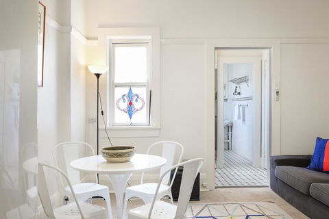 Art Deco Oasis Minutes From The City - Perths Hotel 0