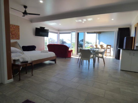 ArtHOUSE Beachfront Accommodation - Perths Hotel 3
