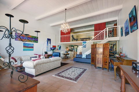 Arty Warehouse Apartment - Stroll To South Beach - Perths Hotel 2