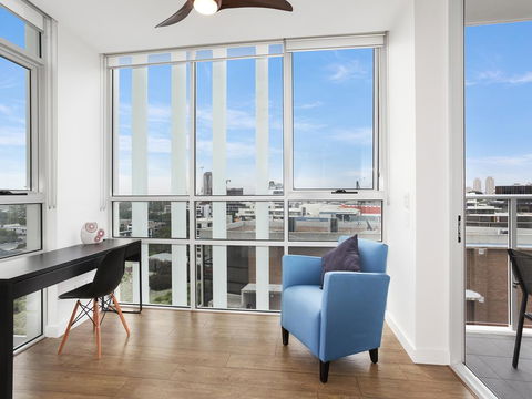 As The Sun Sets - Modern And Spacious 2BR Zetland Apartment Facing The Setting Sun - Perths Hotel 3