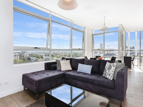 As The Sun Sets - Modern And Spacious 2BR Zetland Apartment Facing The Setting Sun - Perths Hotel 0