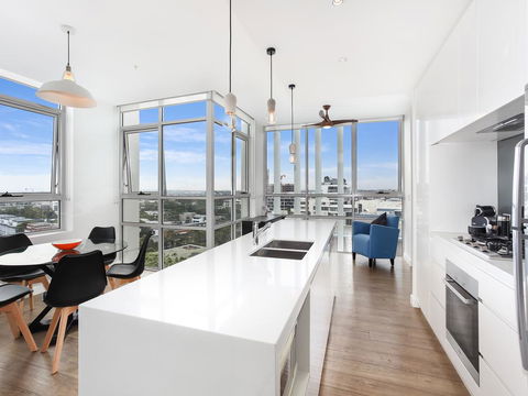 As The Sun Sets - Modern And Spacious 2BR Zetland Apartment Facing The Setting Sun - Perths Hotel 2
