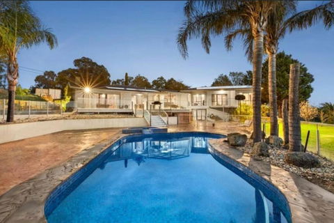 Magnificent House With Huge Pool - Perths Hotel 0