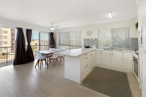 MAINSAIL8- MOOLOOLABA BEACH - Perths Hotel 2