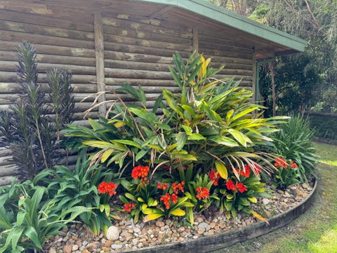 Mallacoota Log Cabins - Perths Hotel 2