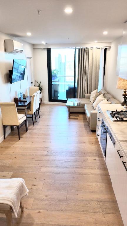 M-city Shopping Center Apartment - Executive Twin King Ensuites - Fully Equipped - Free Parking, Fast Wifi, Smart TV, Netflix, Complementary Drinks & Amenities - Clayton 3168 - Perths Hotel 3