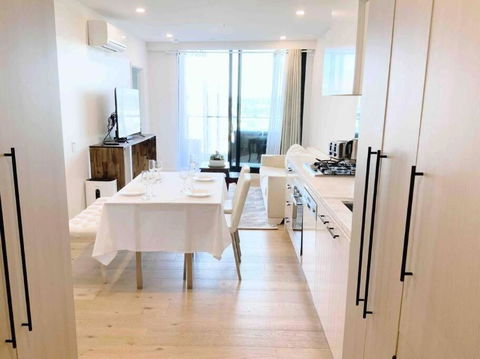 M-city Shopping Center Apartment - Executive Twin King Ensuites - Fully Equipped - Free Parking, Fast Wifi, Smart TV, Netflix, Complementary Drinks & Amenities - Clayton 3168 - Perths Hotel 0