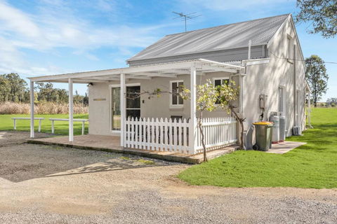 Madigan Cottages - Settlers Cottage - Perths Hotel 0