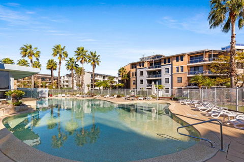 Modern 2-Bed With Pools, Gym, Tennis Court & Sauna - Perths Hotel 0