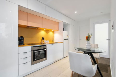 Modern 2BR Apt W City Views, Balcony & Wi-Fi - Perths Hotel 1