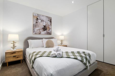 Modern 2BR Apt W City Views, Balcony & Wi-Fi - Perths Hotel 3