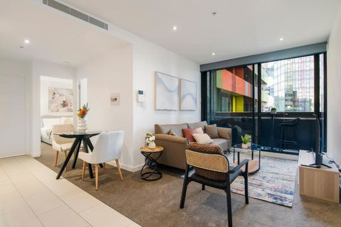 Modern 2BR Apt W City Views, Balcony & Wi-Fi - Perths Hotel 2