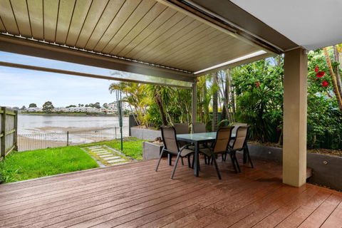 Modern 3-Bed With Pool & Water Views By Beach - Perths Hotel 2