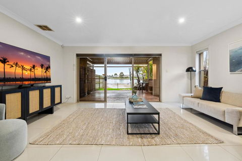 Modern 3-Bed With Pool & Water Views By Beach - Perths Hotel 1