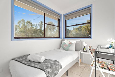 Modern Single Room - Nearby Stations & Eateries - Shared Bathroom - Perths Hotel 0