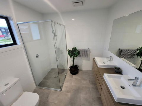 New 5 Bedroom House In Rousehill - Perths Hotel 2