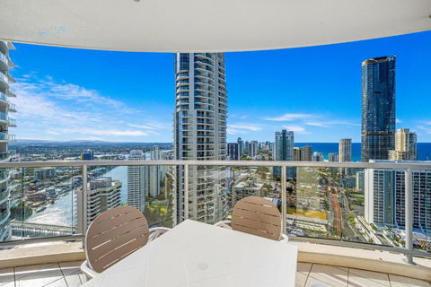 NEW Chevron Ocean Views Central Surfers. - Perths Hotel 1