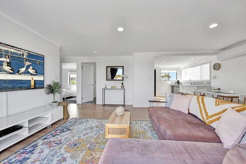 New Property Seabreeze Bungalow - Lakeview Sunset Delight At Sunshine On Lake Macquarie - Perths Hotel 3