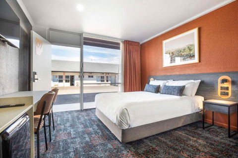 Nightcap At Horse & Jockey Hotel Warwick - Perths Hotel 0