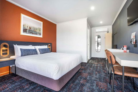 Nightcap At Horse & Jockey Hotel Warwick - Perths Hotel 3