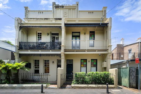 Newtown Nest - Chic Terrace Living Off King Street - Perths Hotel 3