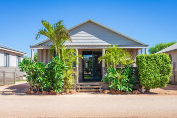Ningaloo Caravan And Holiday Resort with Perths Hotel