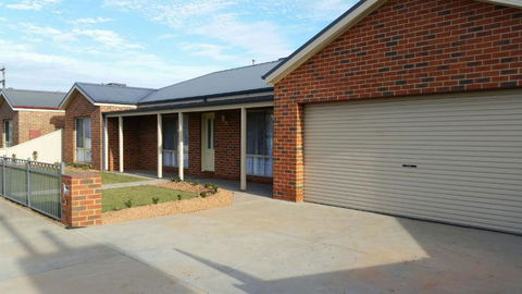 Numurkah Self Contained Apartments - The Saxton - Perths Hotel 1