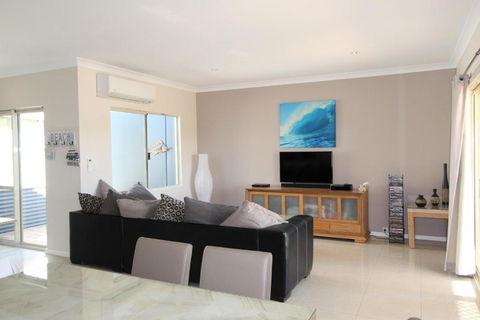 Ocean Breeze - Perths Hotel 1