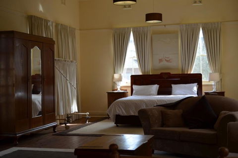 Old Parkes Convent - Perths Hotel 1