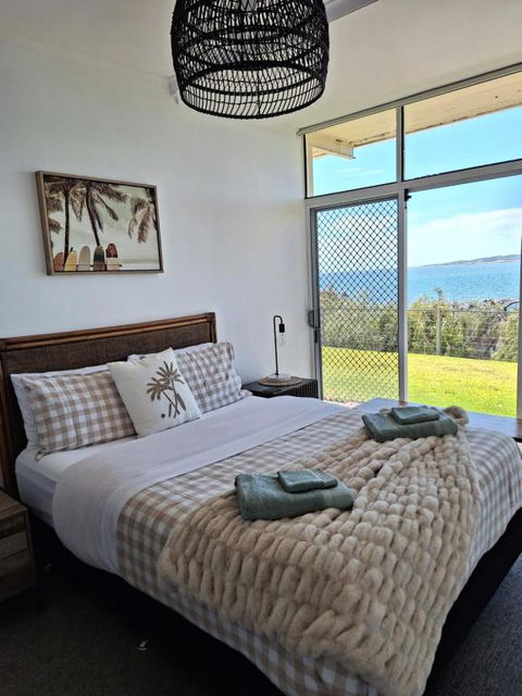 ON THE WATERS EDGE - Perths Hotel 3
