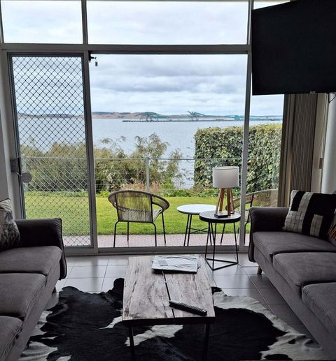 ON THE WATERS EDGE - Perths Hotel 0